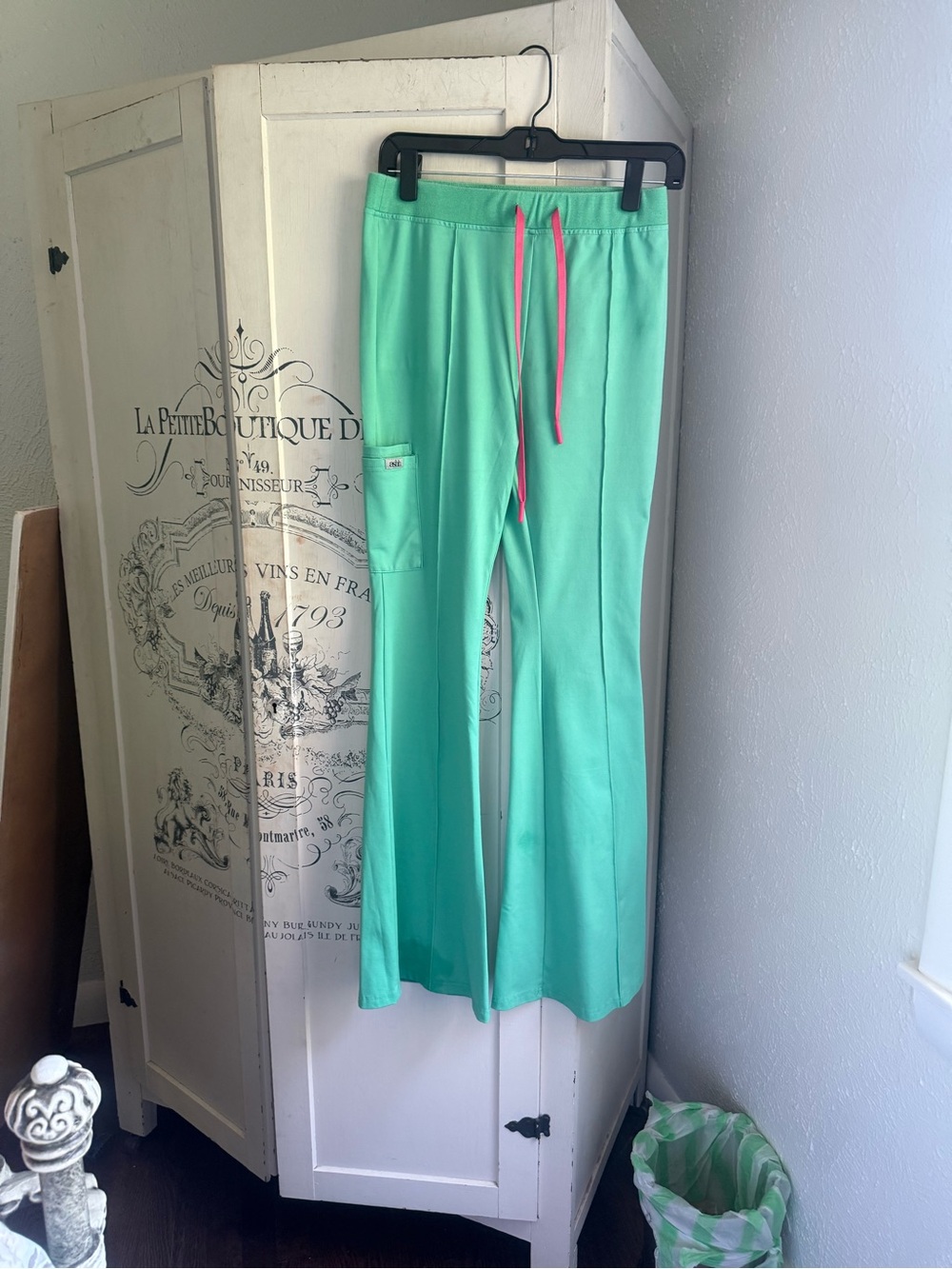 NWT/NWOT “Sold Out” Ashh Cargo Flare Scrub Set - Picture 6 of 16